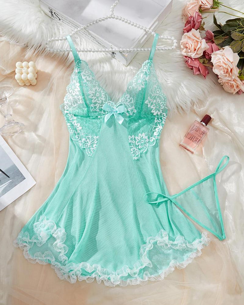Camisón con tirantes de encaje y malla en contraste con lazo decorativo y tanga