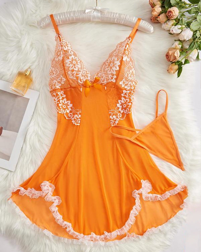 Camisón con tirantes de encaje y malla en contraste con lazo decorativo y tanga