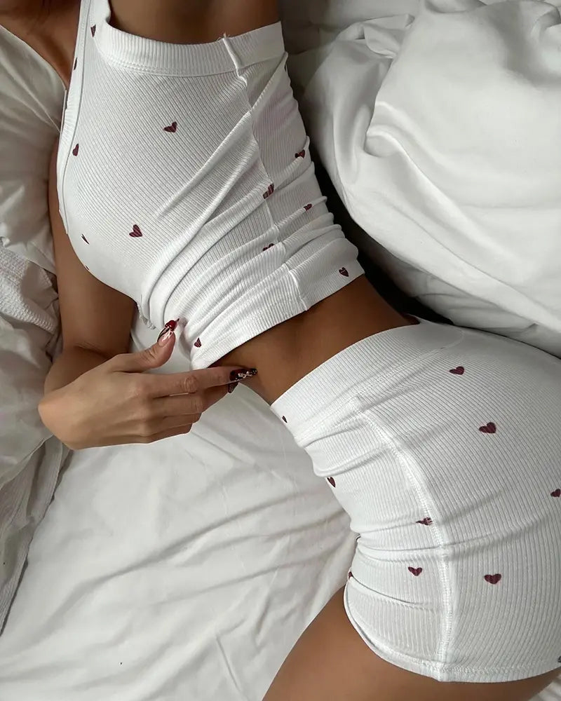 Conjunto de 2 Piezas con Estampado de Corazones – Blusa sin Mangas y Shorts Casuales
