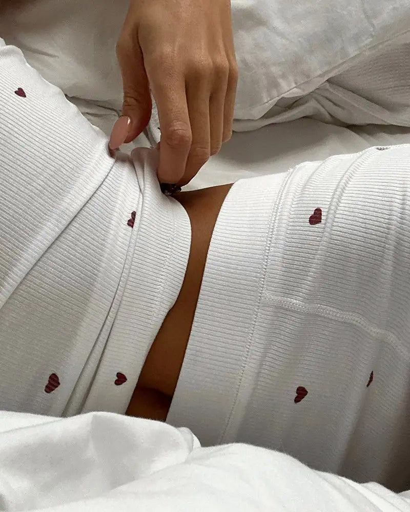 Conjunto de 2 Piezas con Estampado de Corazones – Blusa sin Mangas y Shorts Casuales