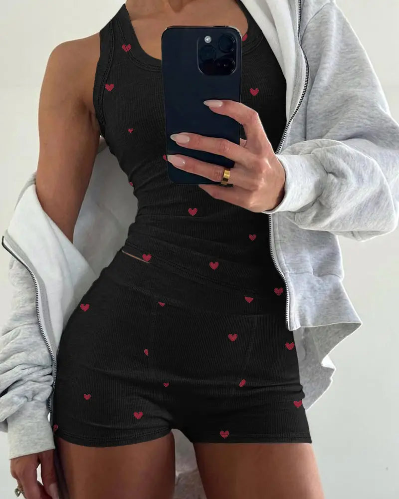 Conjunto de 2 Piezas con Estampado de Corazones – Blusa sin Mangas y Shorts Casuales