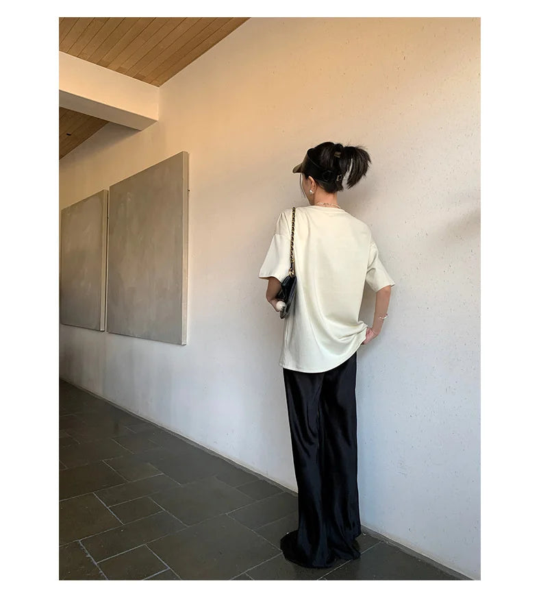 Calça feminina longa e ampla de cetim, estilo casual, ideal para o verão.