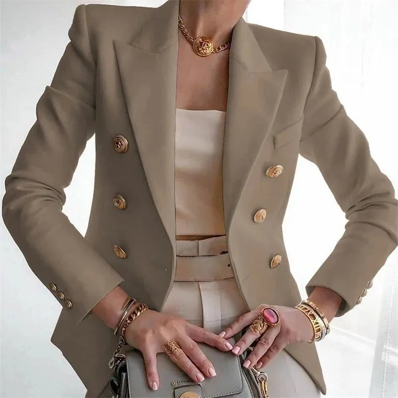 Blazer femenino elegante con hebilla metálica