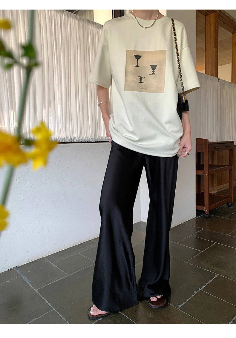 Calça feminina longa e ampla de cetim, estilo casual, ideal para o verão.