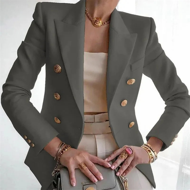 Blazer femenino elegante con hebilla metálica