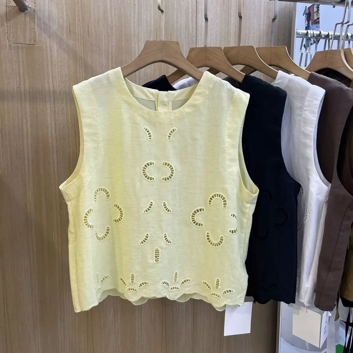 Blusa sin mangas con cuello redondo y flores huecas