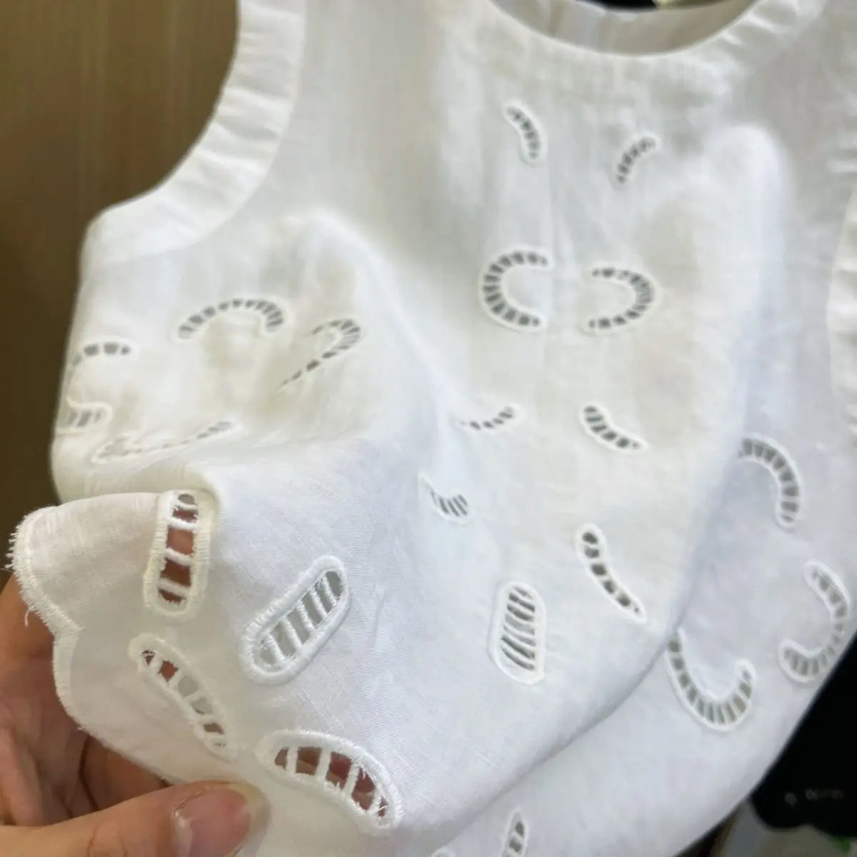 Blusa sin mangas con cuello redondo y flores huecas