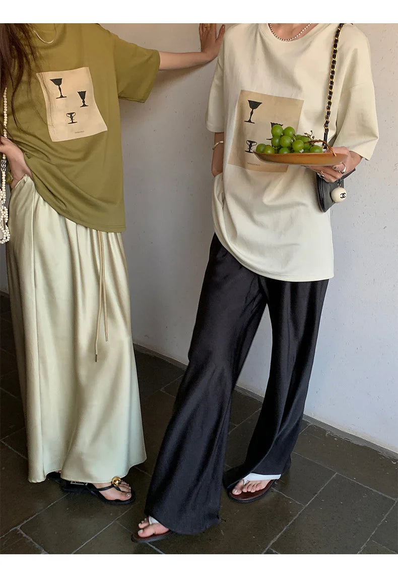 Calça feminina longa e ampla de cetim, estilo casual, ideal para o verão.