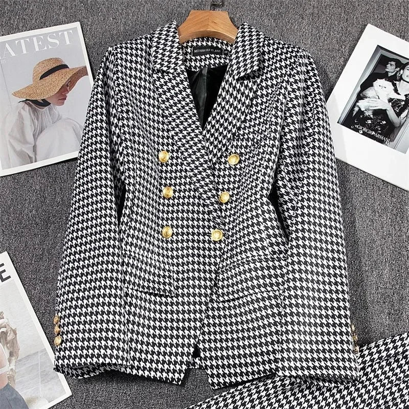 Blazer femenino elegante con hebilla metálica