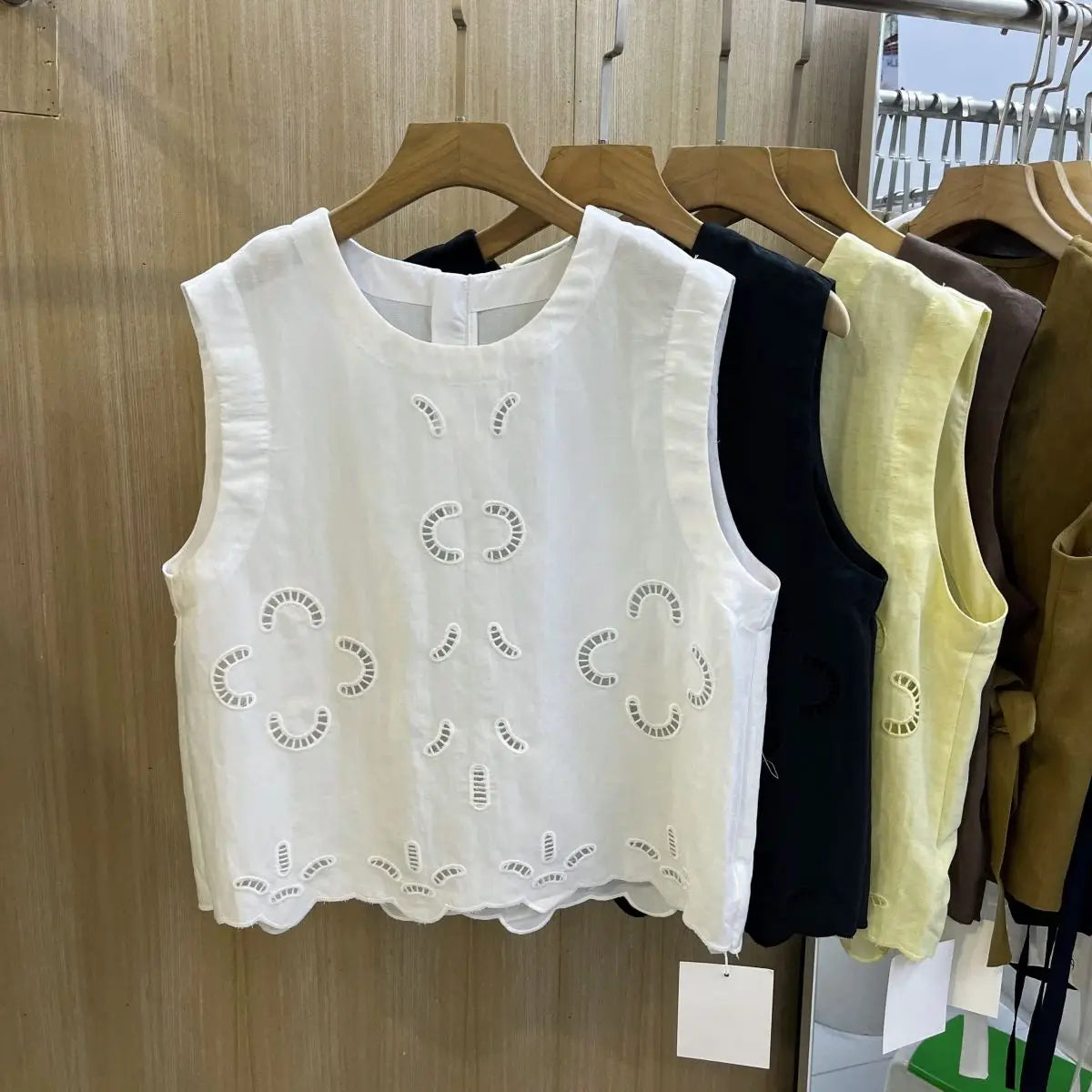 Blusa sin mangas con cuello redondo y flores huecas