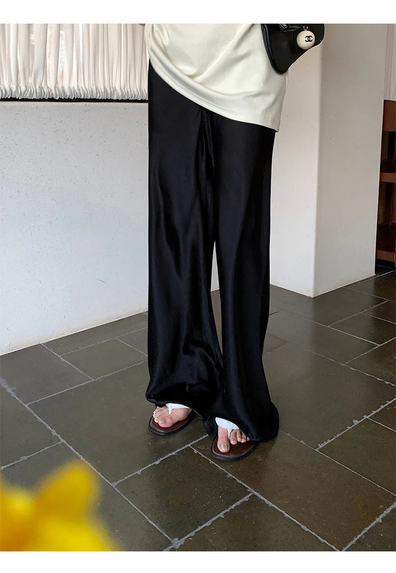Calça feminina longa e ampla de cetim, estilo casual, ideal para o verão.