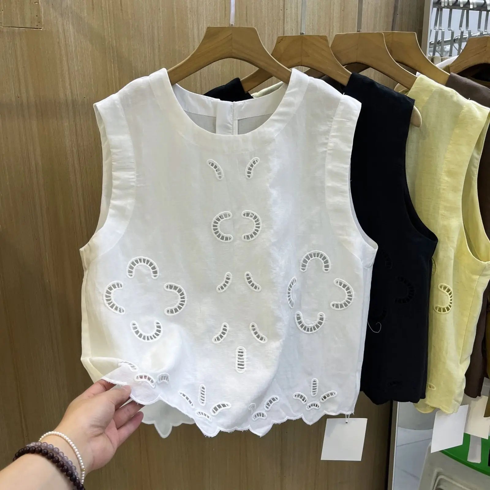 Blusa sin mangas con cuello redondo y flores huecas