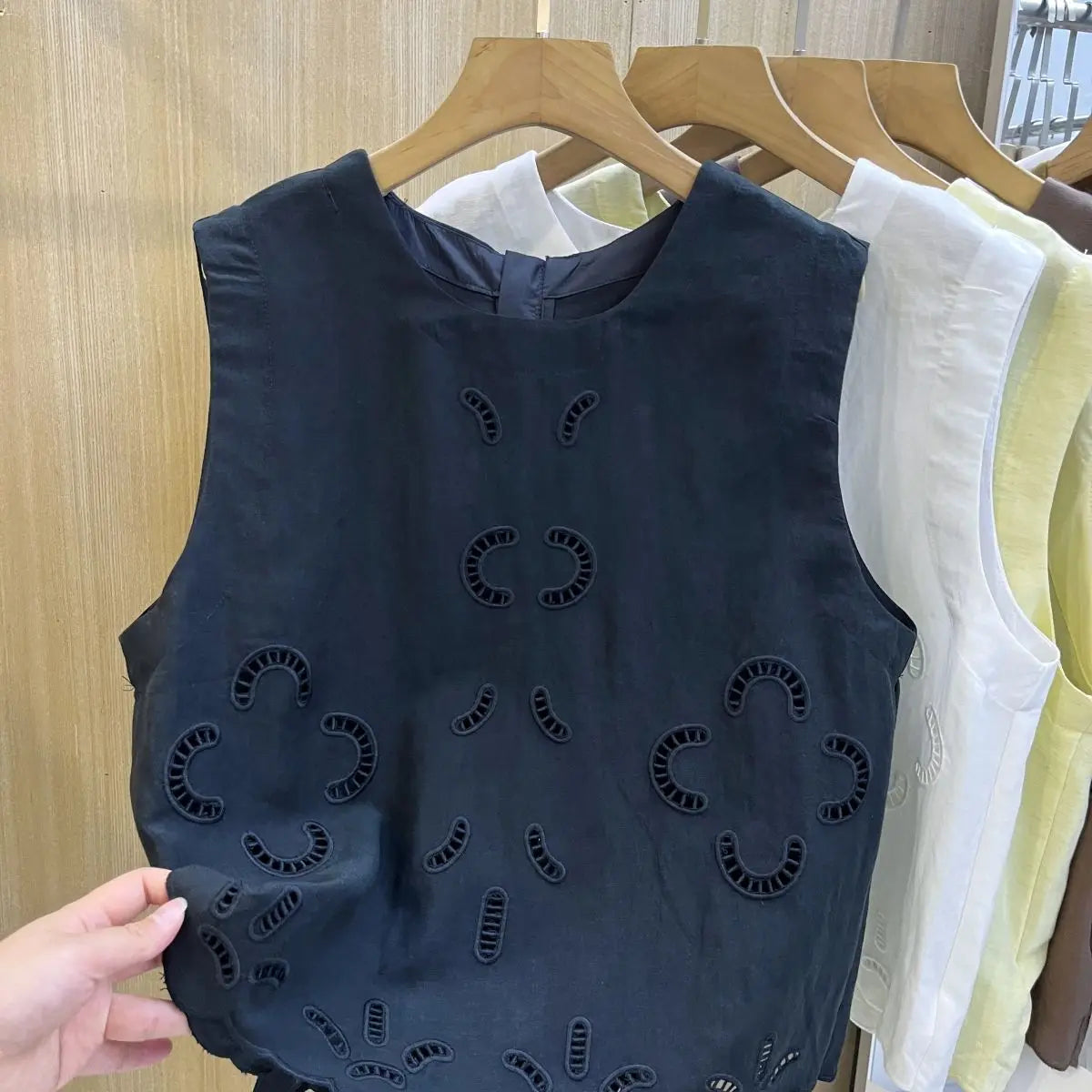 Blusa sin mangas con cuello redondo y flores huecas