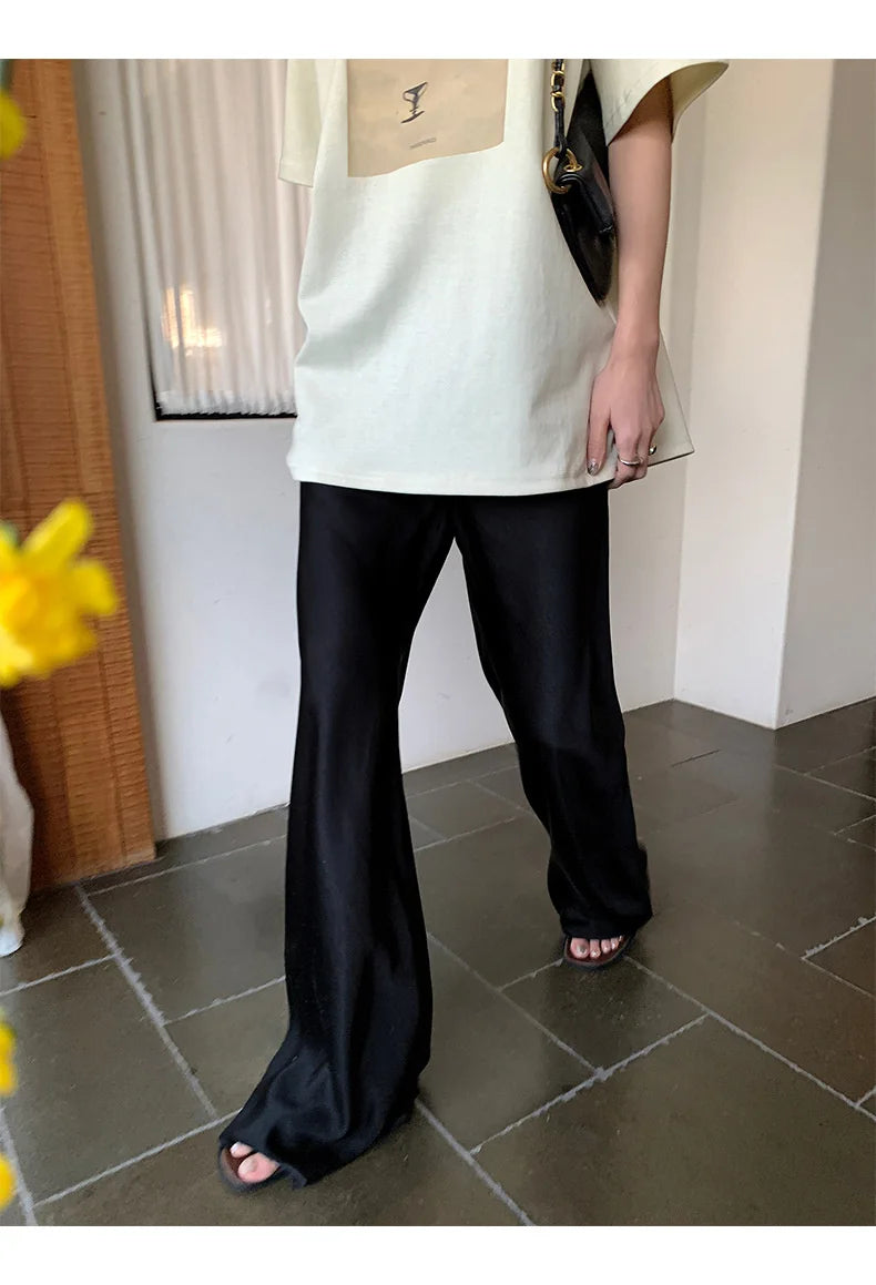 Calça feminina longa e ampla de cetim, estilo casual, ideal para o verão.