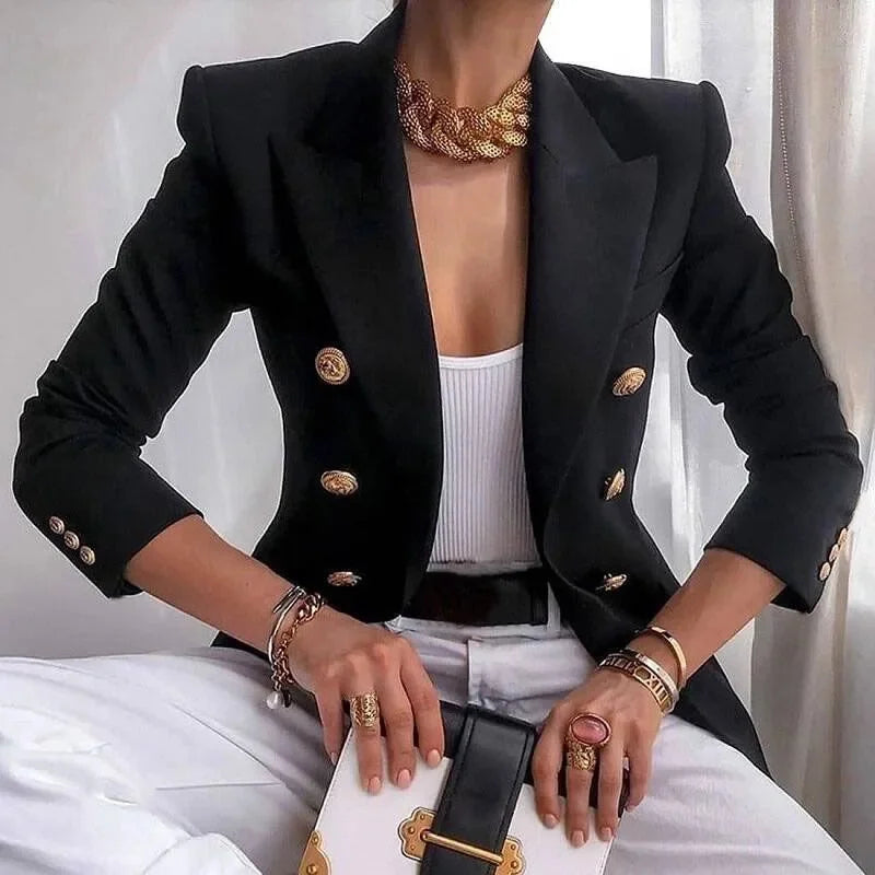 Blazer femenino elegante con hebilla metálica