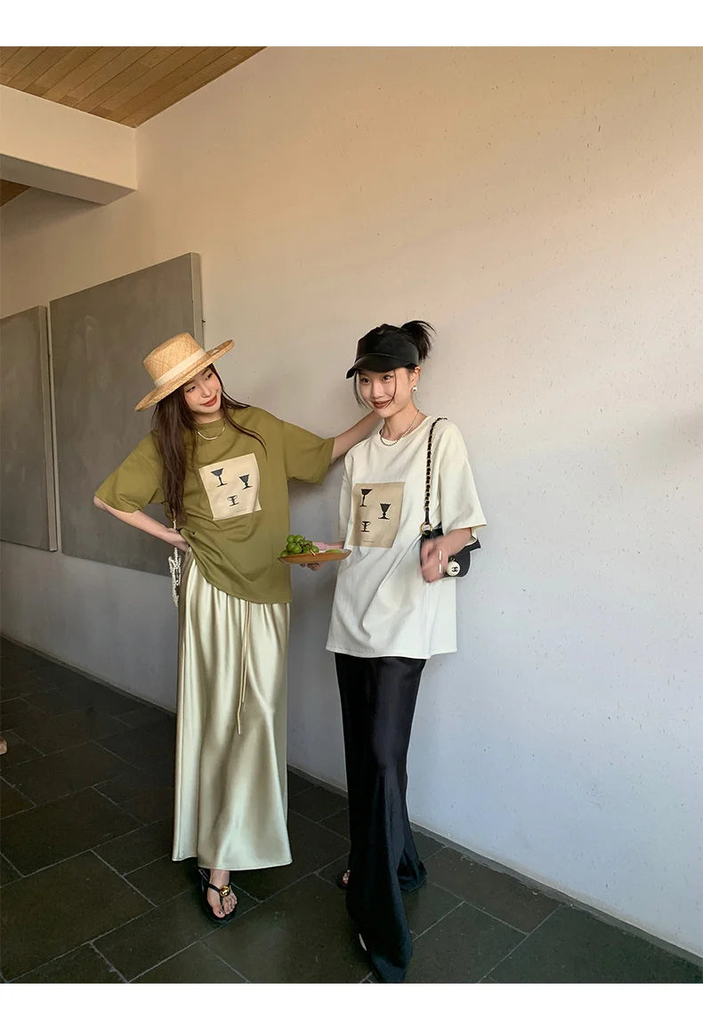 Calça feminina longa e ampla de cetim, estilo casual, ideal para o verão.