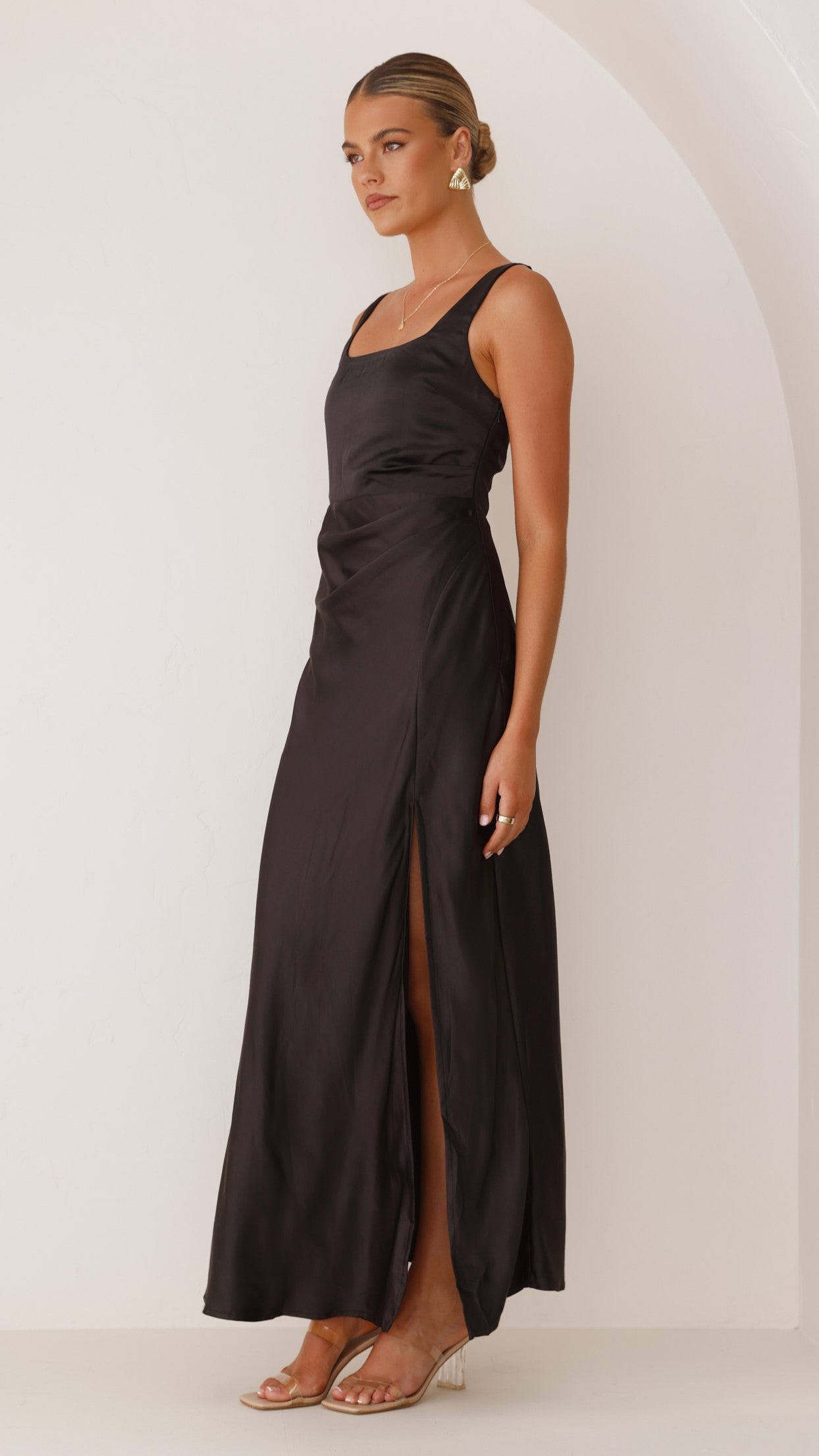 Alaria Maxi Dress – Sleek Elegance with Effortless Glamour