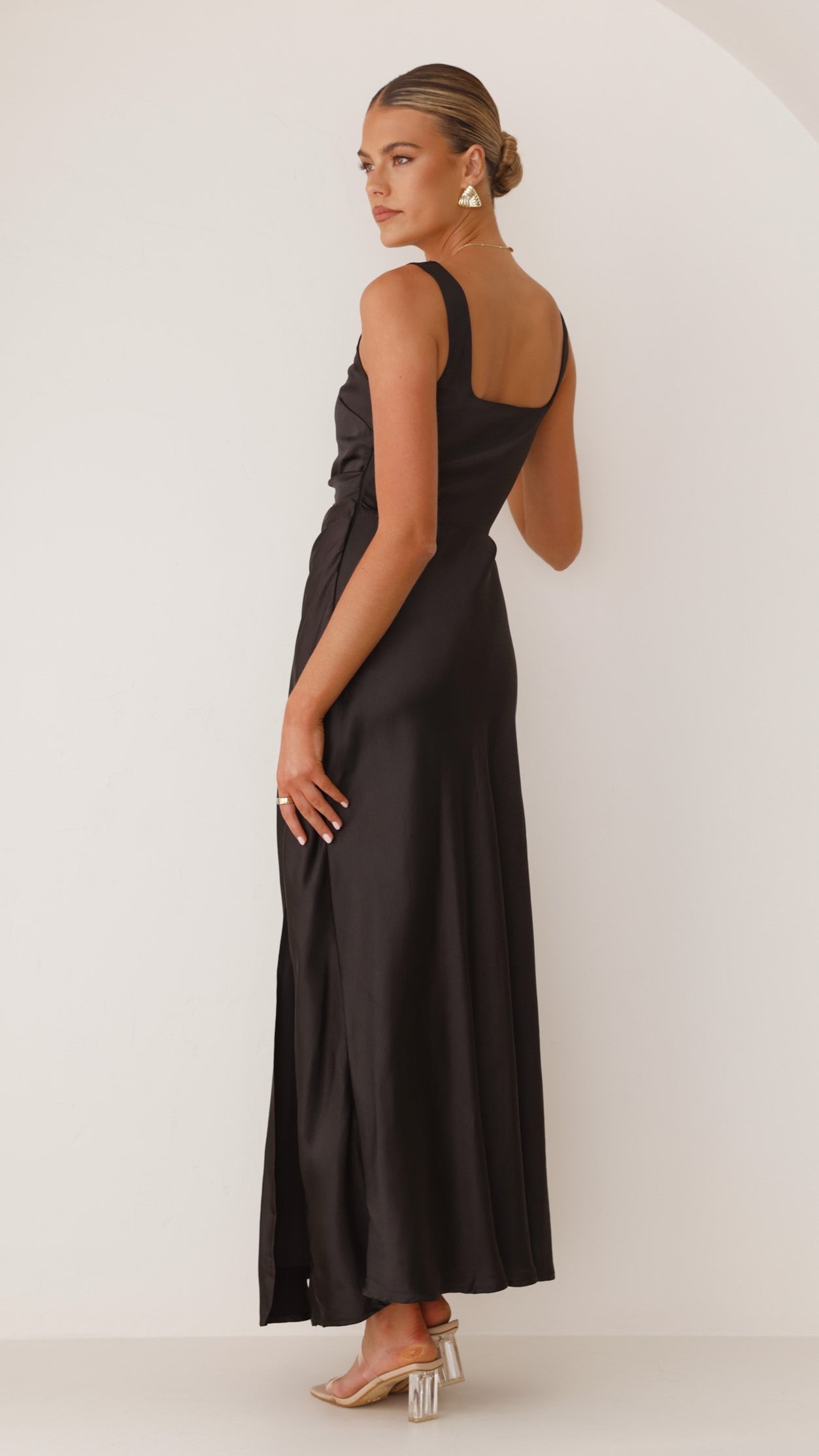 Alaria Maxi Dress – Sleek Elegance with Effortless Glamour
