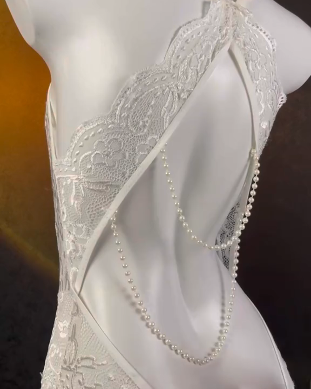 Pijama Femenino Sexy de Encaje con Apertura en la Entrepierna y Espalda Descubierta con Perlas