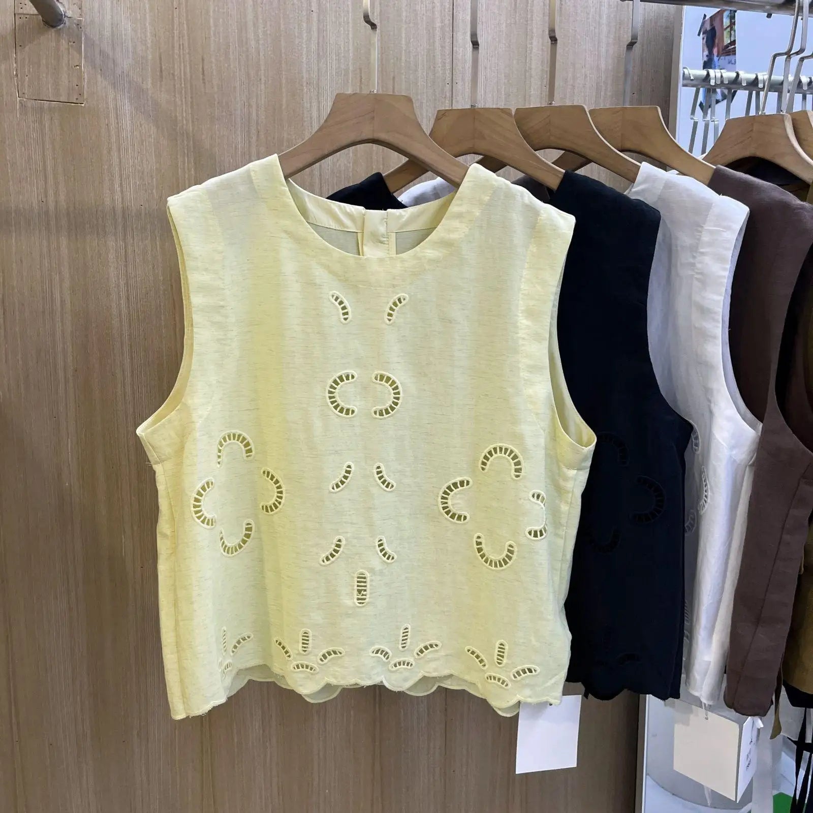 Blusa sin mangas con cuello redondo y flores huecas