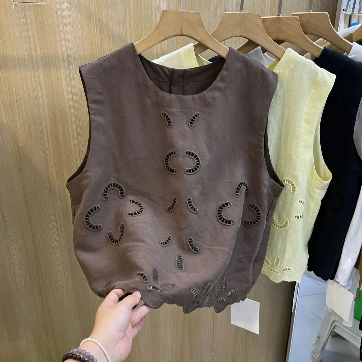 Blusa sin mangas con cuello redondo y flores huecas