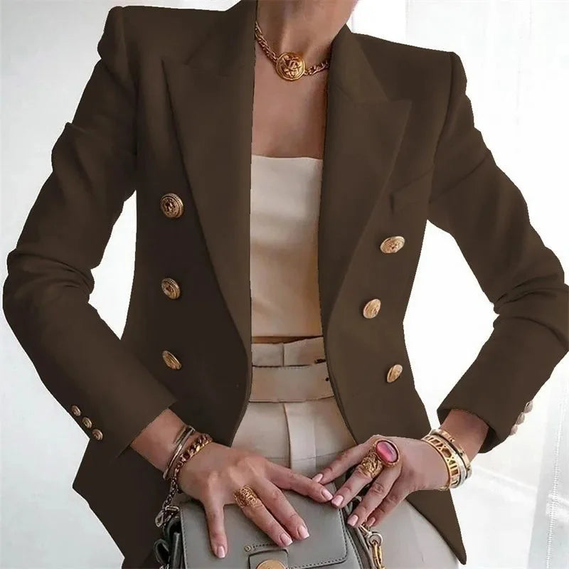 Blazer femenino elegante con hebilla metálica