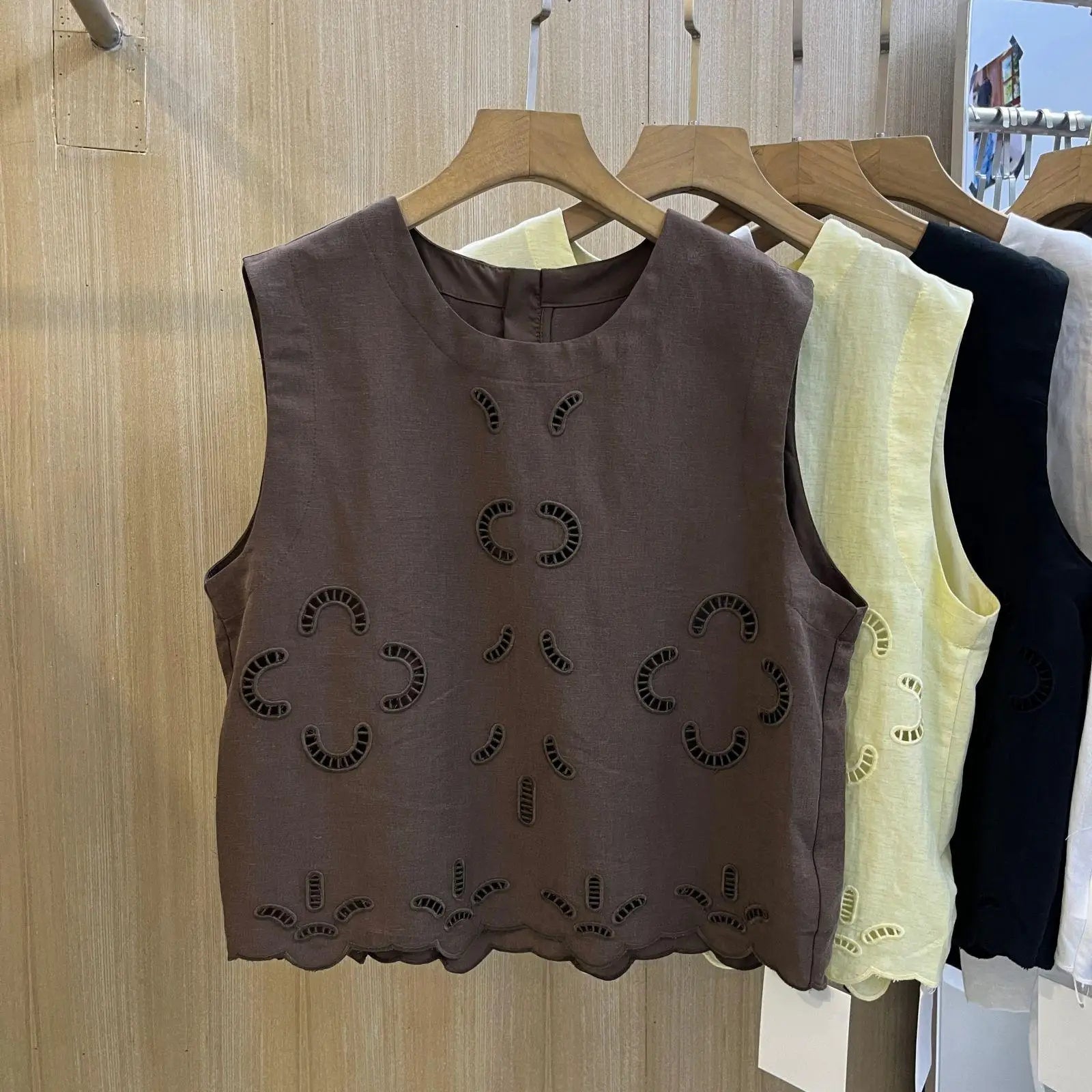 Blusa sin mangas con cuello redondo y flores huecas