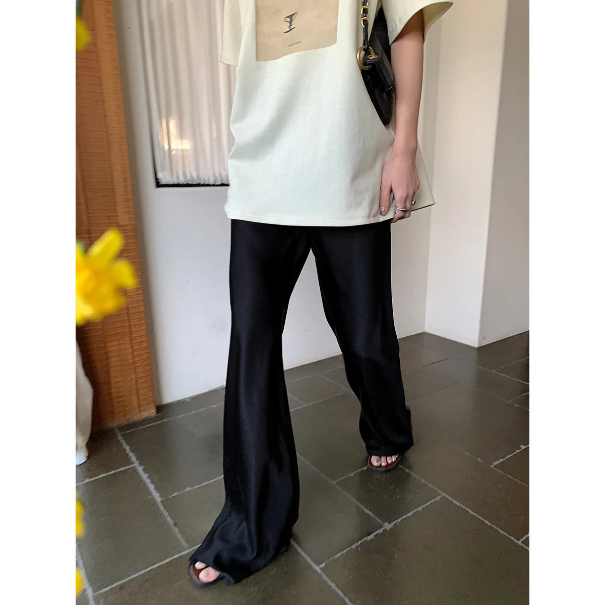 Calça feminina longa e ampla de cetim, estilo casual, ideal para o verão.