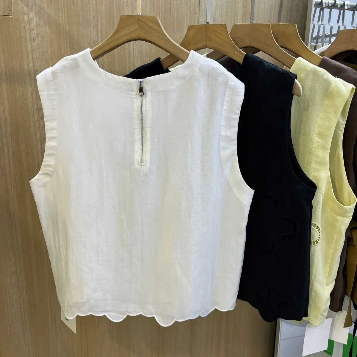 Blusa sin mangas con cuello redondo y flores huecas