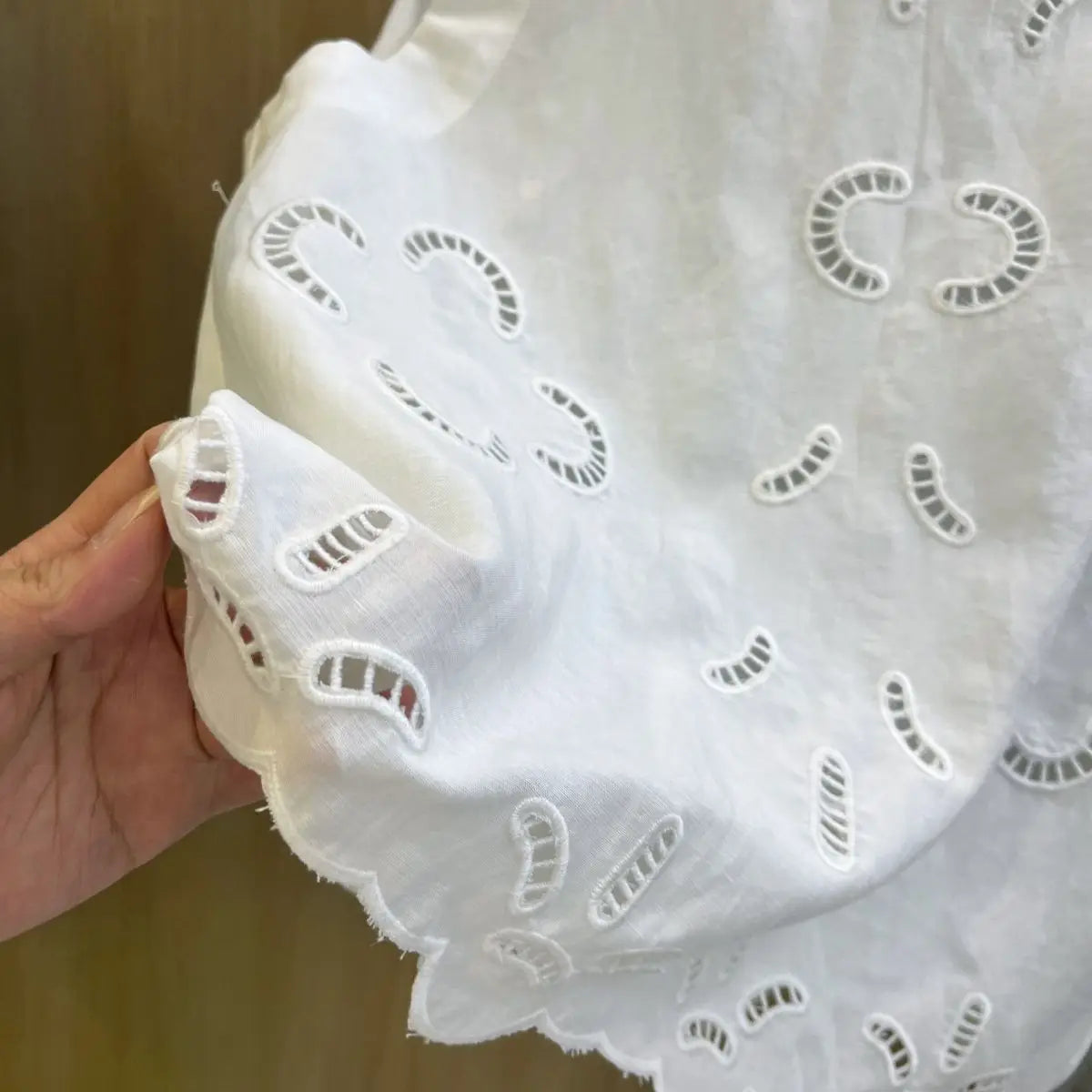 Blusa sin mangas con cuello redondo y flores huecas