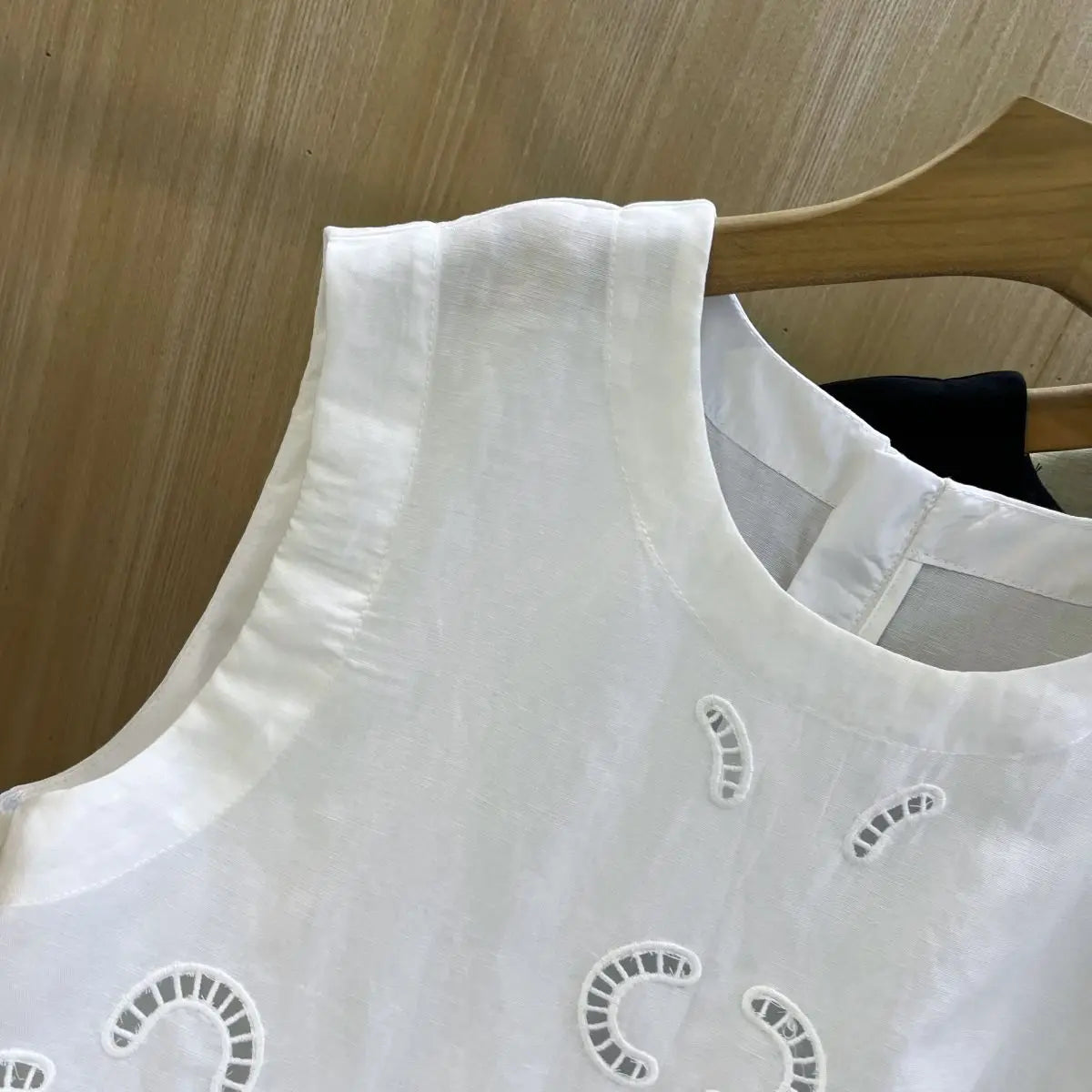 Blusa sin mangas con cuello redondo y flores huecas