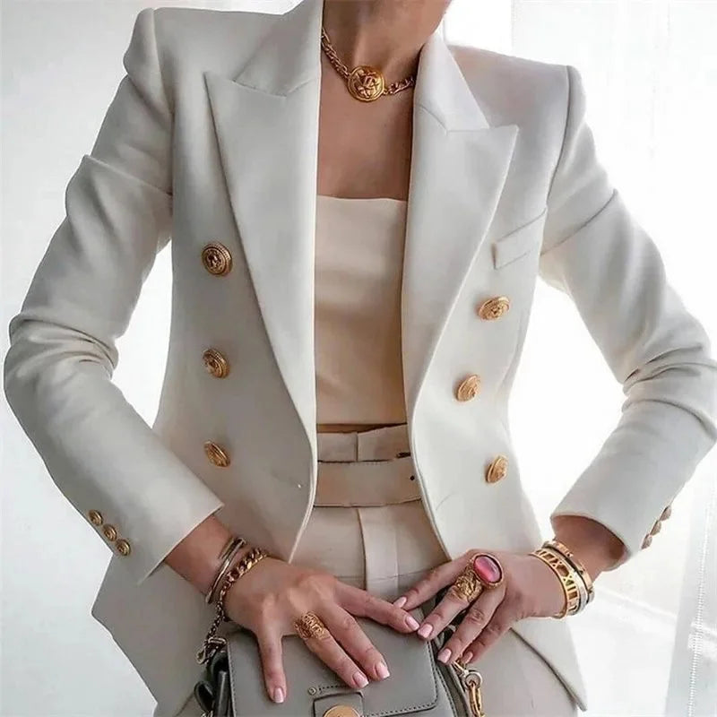 Blazer femenino elegante con hebilla metálica
