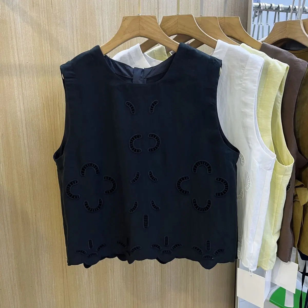 Blusa sin mangas con cuello redondo y flores huecas