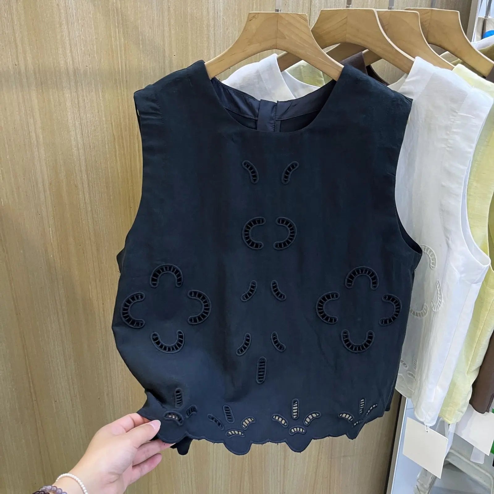 Blusa sin mangas con cuello redondo y flores huecas