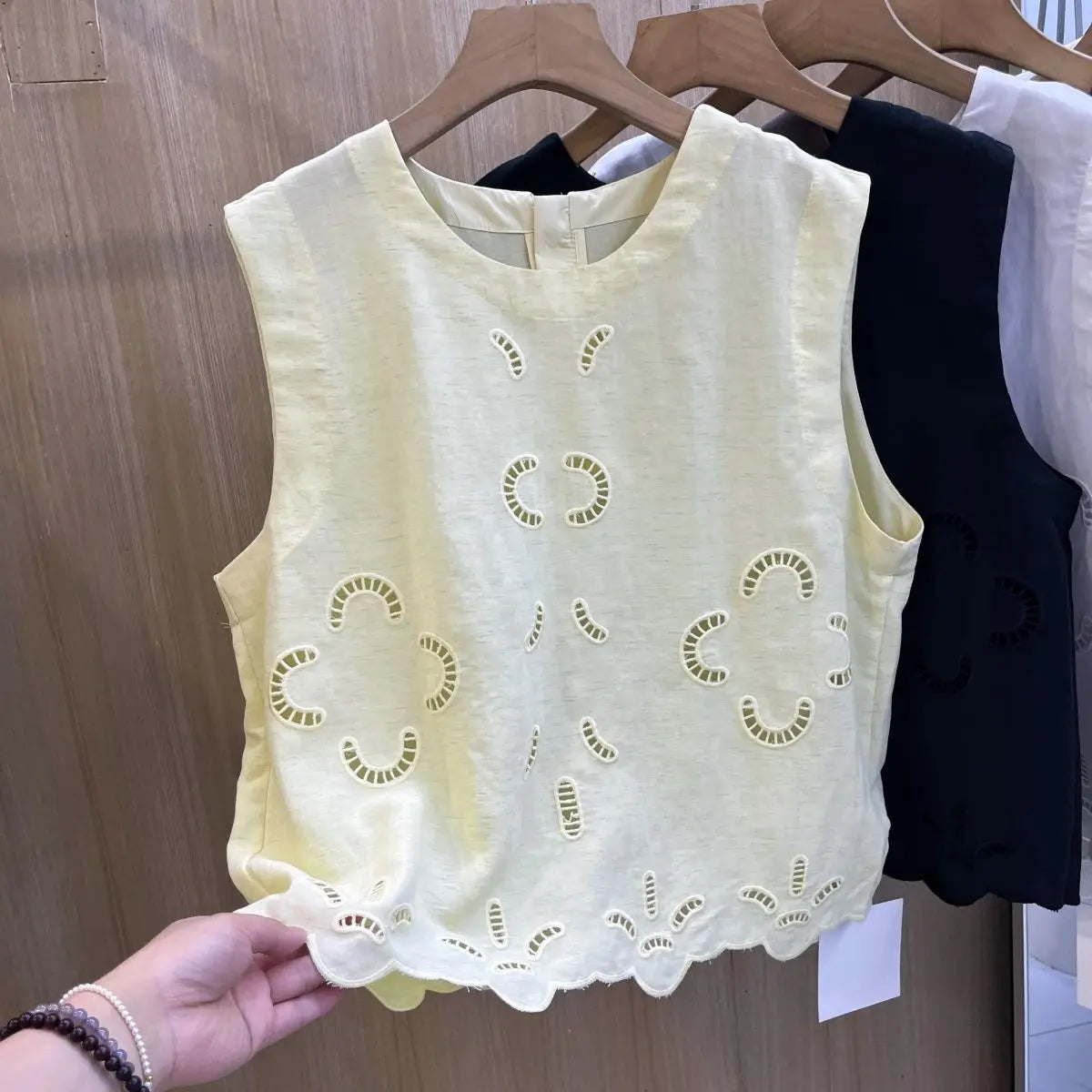 Blusa sin mangas con cuello redondo y flores huecas