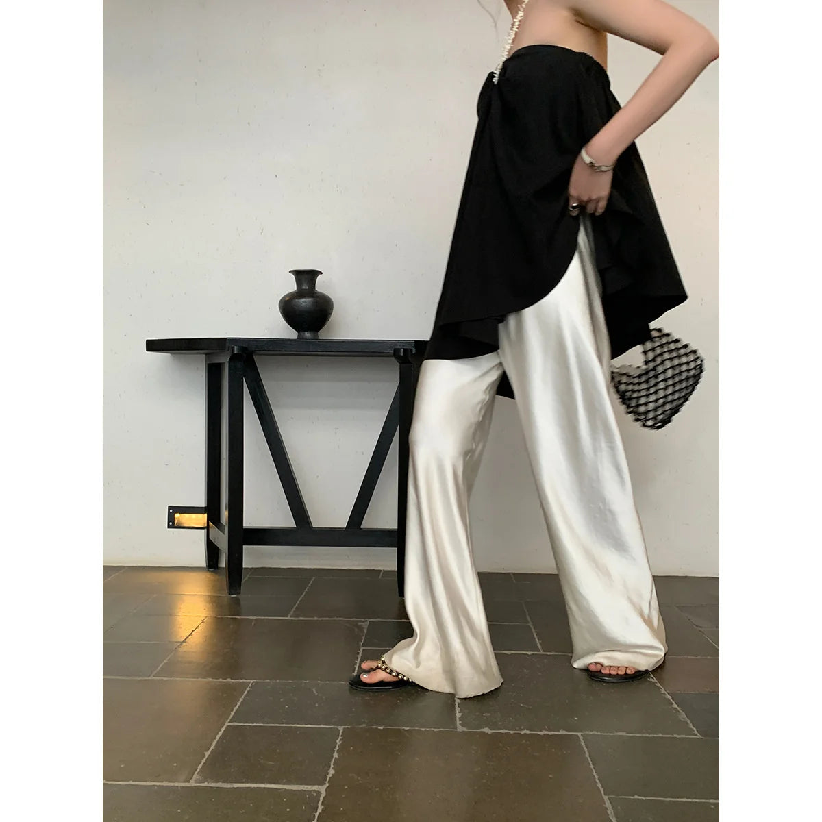 Calça feminina longa e ampla de cetim, estilo casual, ideal para o verão.