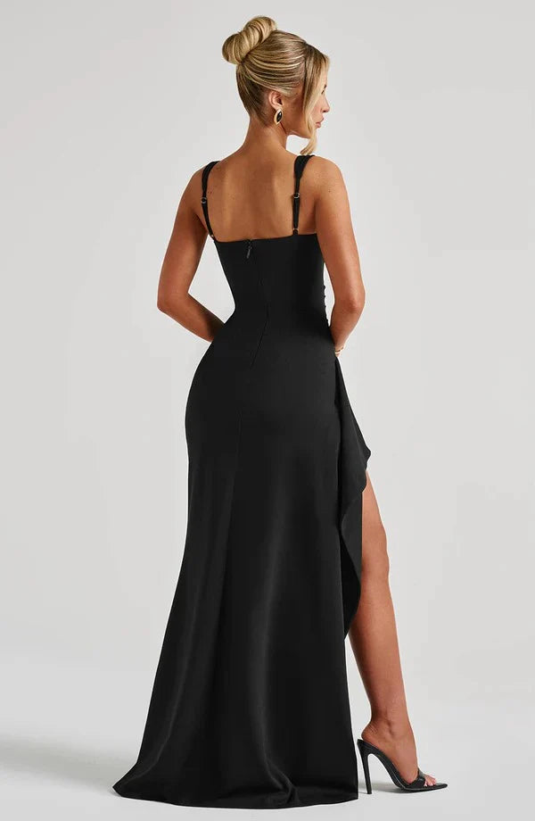Vestido moderno con abertura larga y estilo katana
